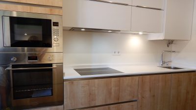 blanco y madera de roble