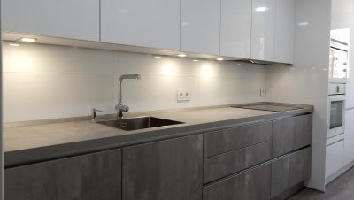 muebles de cocina hormigón y blanco