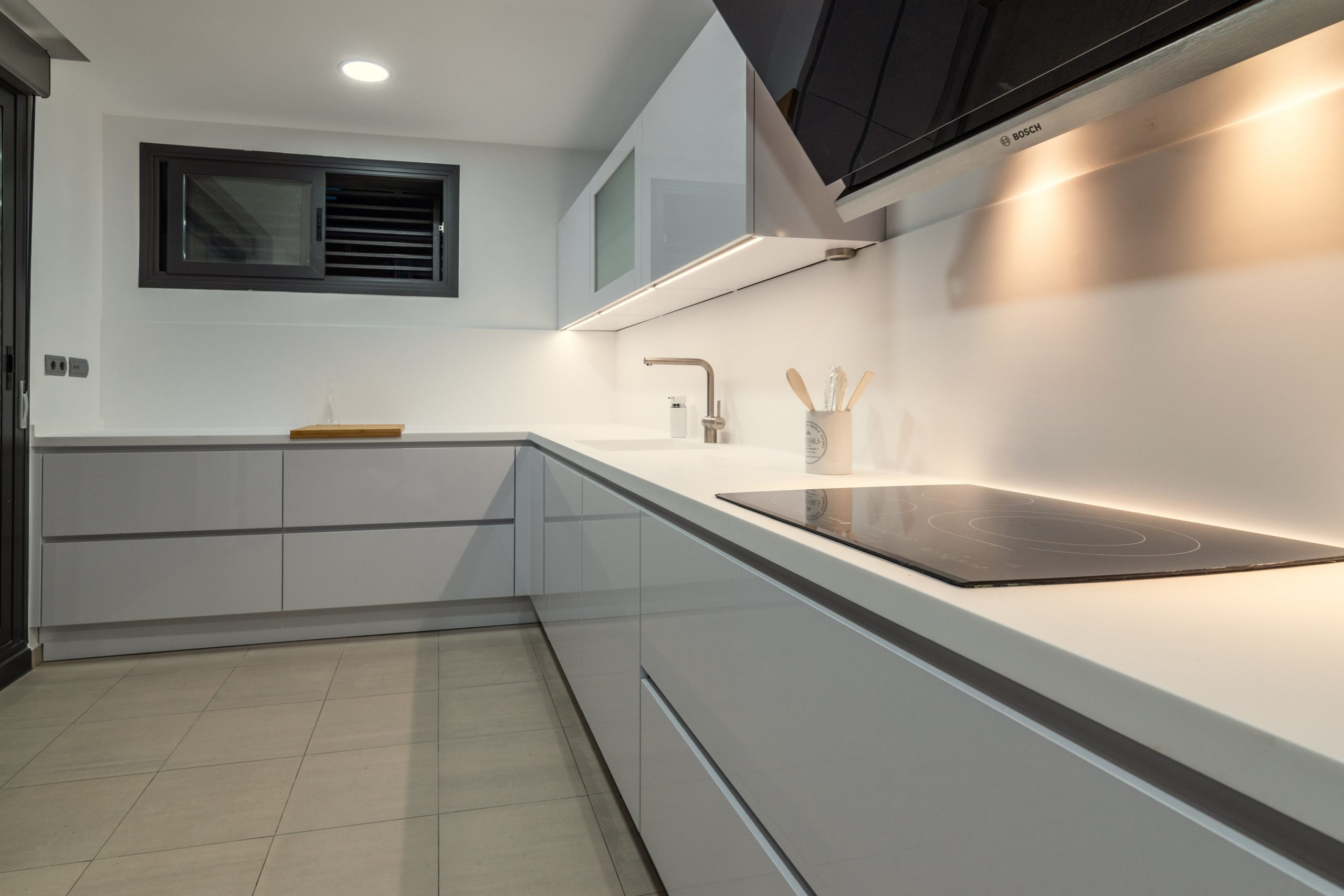 encimera acrílica sin juntas visibles