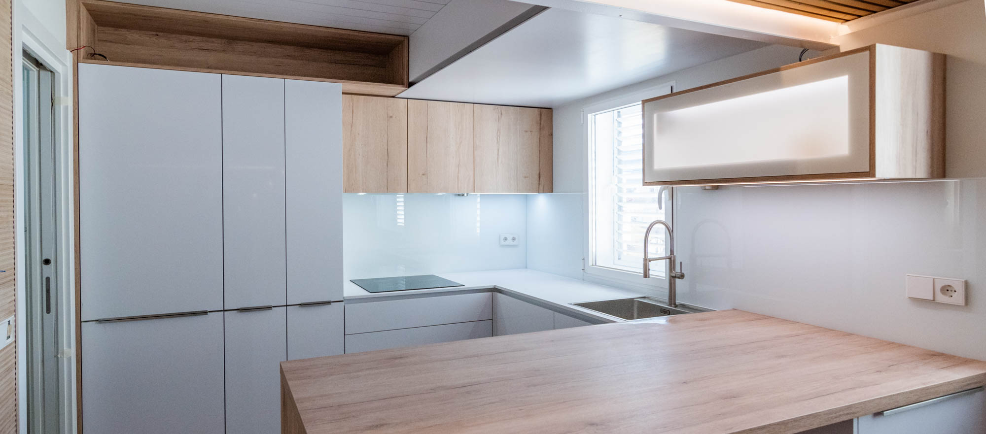 vitrina iluminación led blanco y roble arena