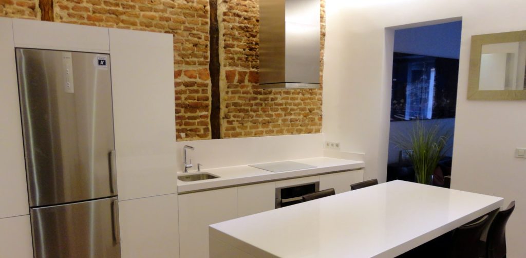 Muebles de cocina de diseño en blanco, brillante