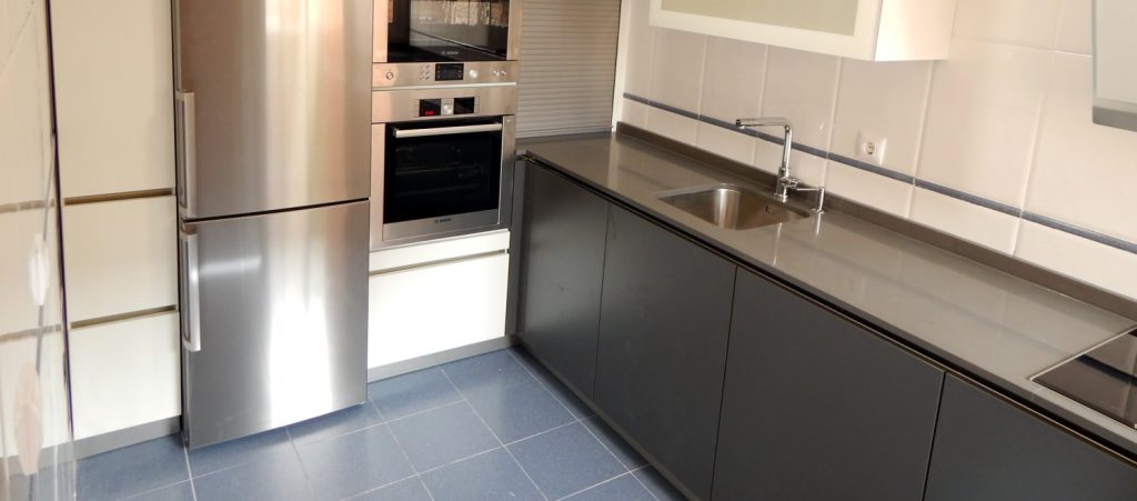 Muebles de cocina modelo 1080 con gola de acero