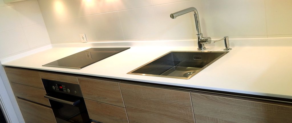 Diseño en madera y blanco