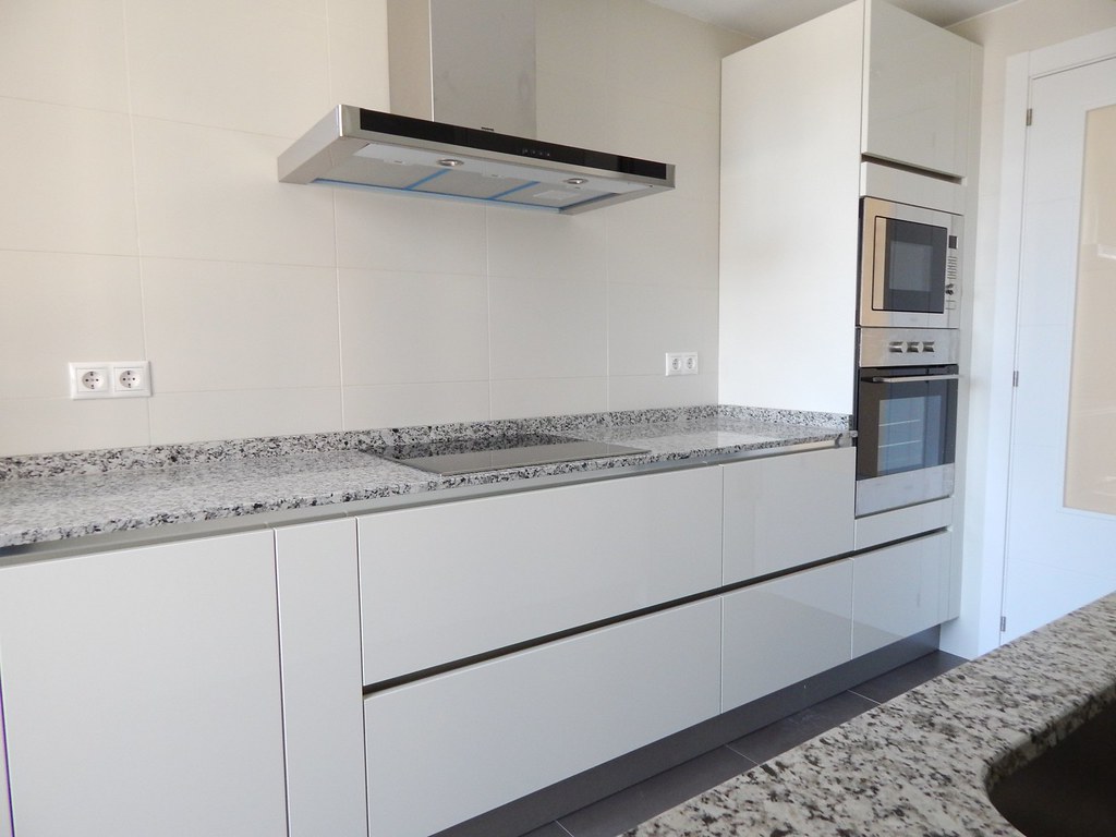 Muebles de cocina modelo LASSER brillo, con gola