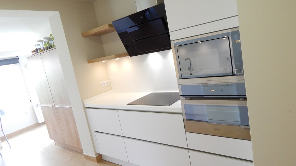 Diseño en madera y blanco