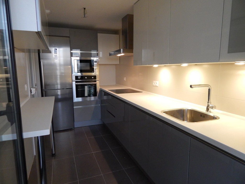 Muebles de cocina gris perla sin tirador