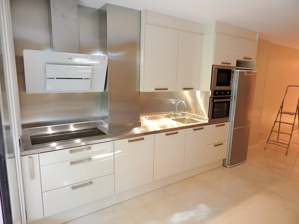 Muebles de cocina en magnolia y acero