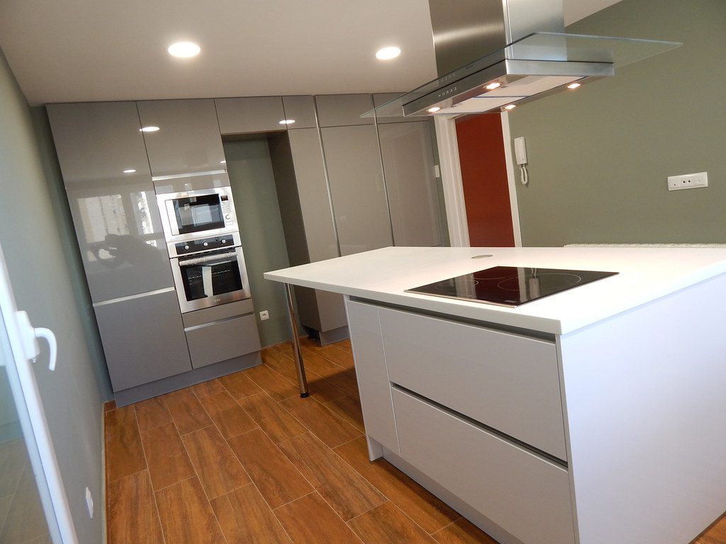 Muebles de cocina gris perla y blanco