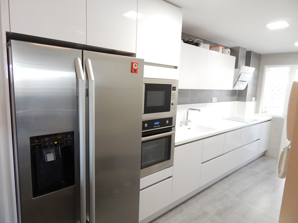 Muebles de cocina en blanco, brillante
