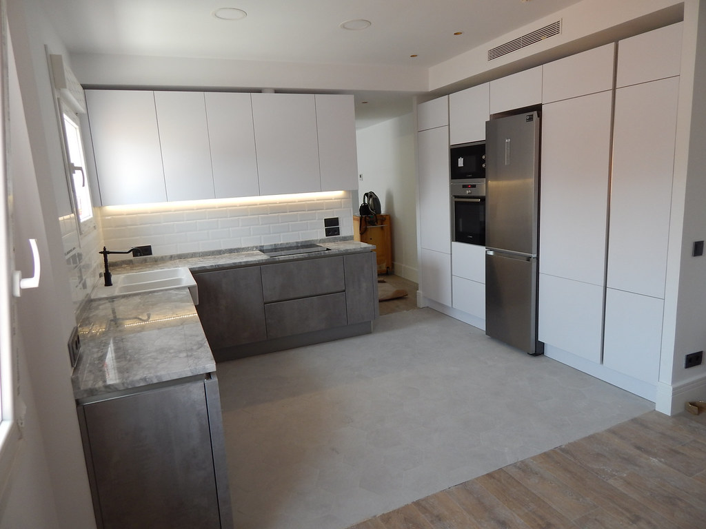 Muebles de cocina blanco y hormigón gris perla