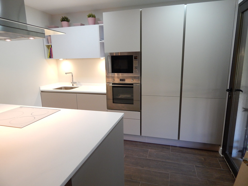 Muebles de cocina en cachemir y blanco