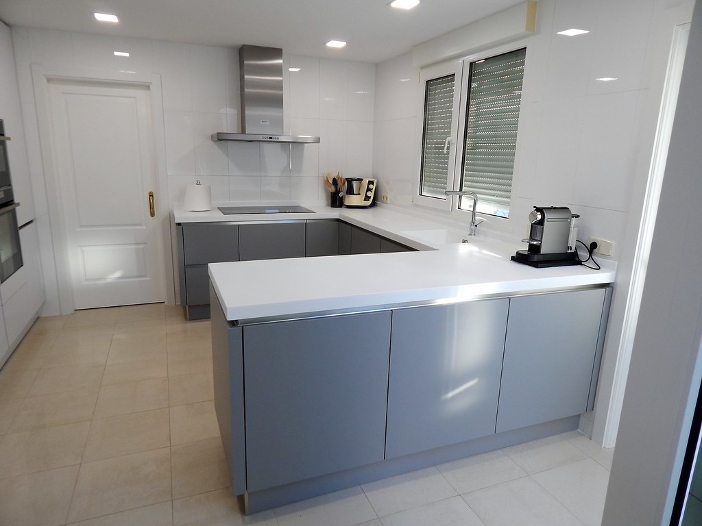 Muebles de cocina laser gris perla y blanco