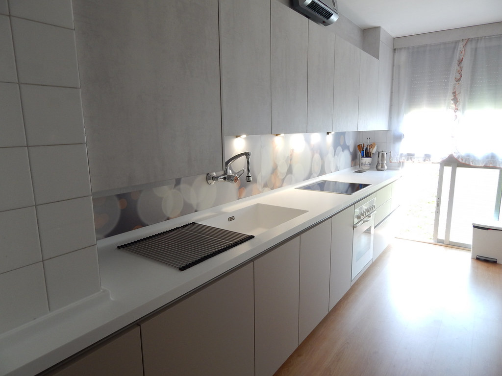 Muebles de cocina en cachemir y hormigón blanco