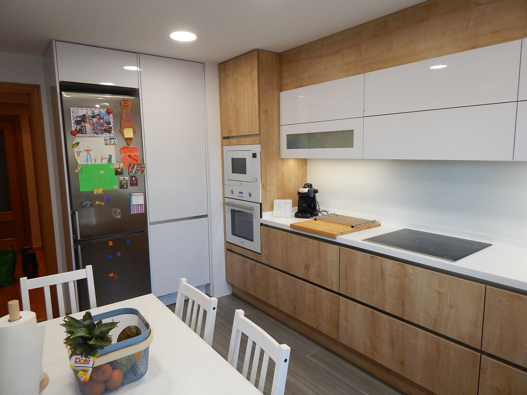 Muebles de cocina en madera de roble y blanco