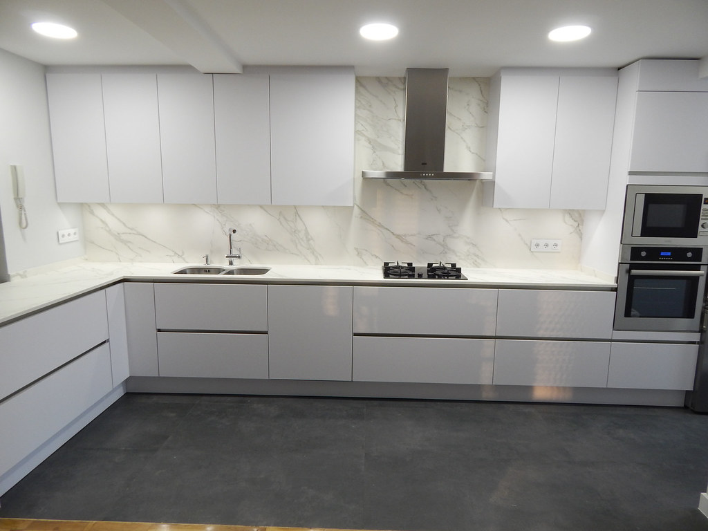 Cocina abierta en blanco