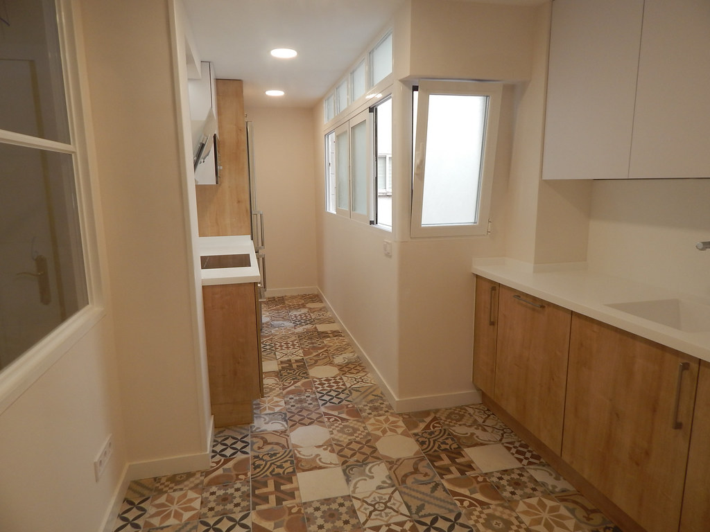 Muebles de cocina en madera y blanco mate