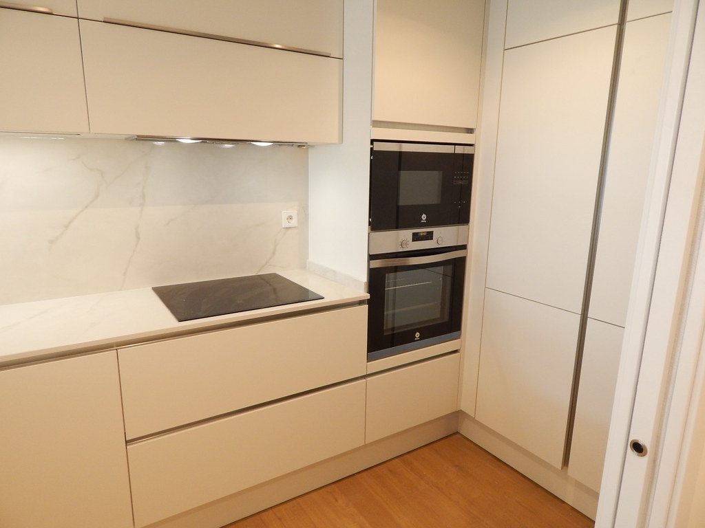 Cocina integrada en blanco