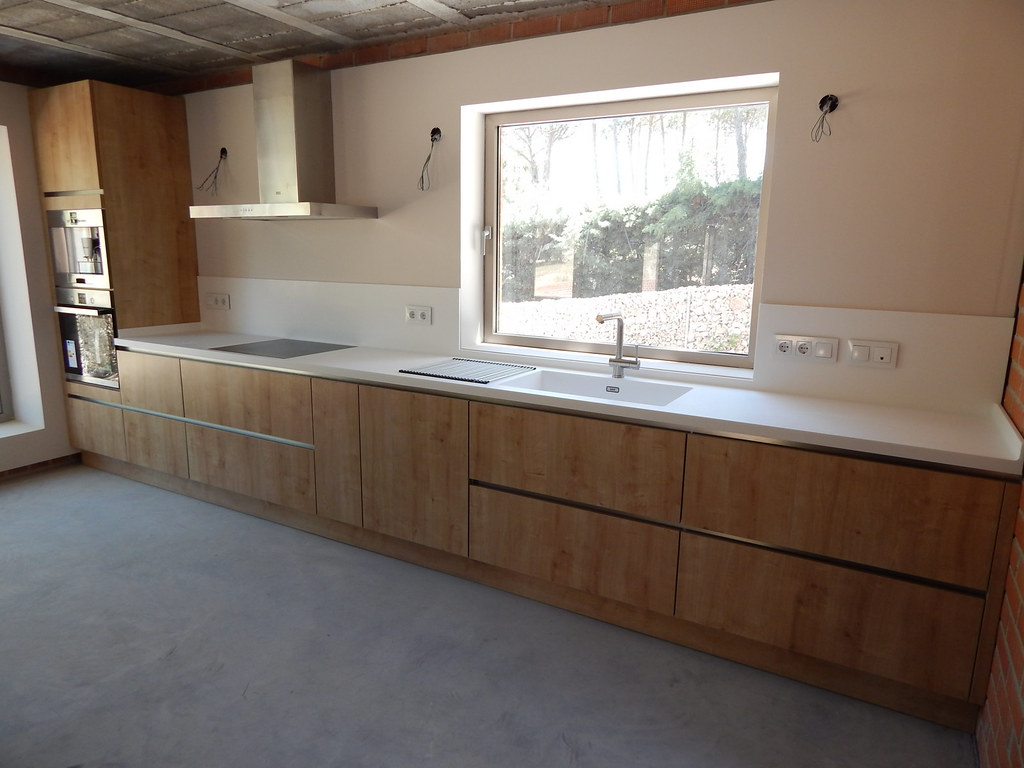 Muebles de cocina en madera de roble y blanco