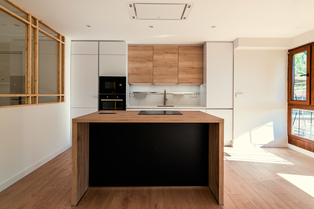 Cocina abierta en blanco y madera