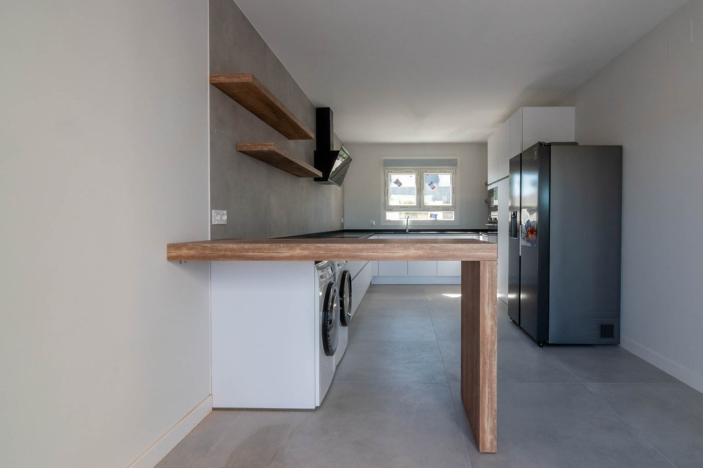 Muebles de cocina blanco y pino arizona