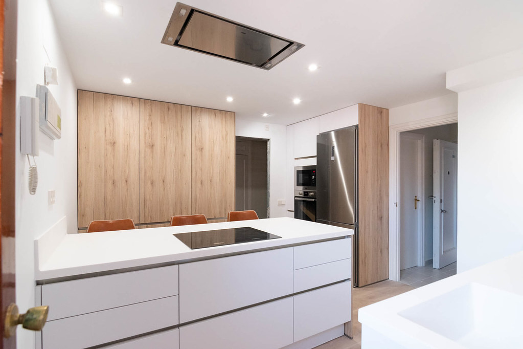 Muebles de cocina en madera de roble arena y blanco