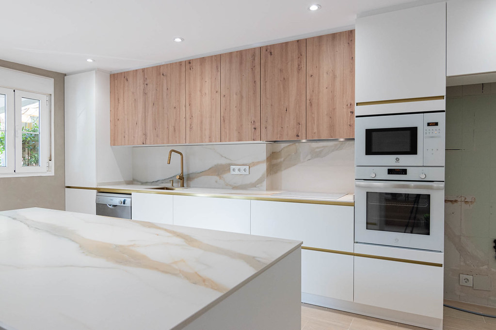 Cocina en blanco cristalino y madera natural