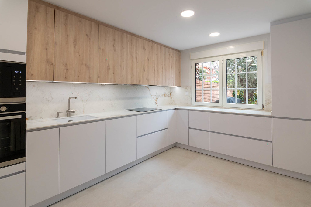 Cocina en blanco polar alto brillo y madera natural