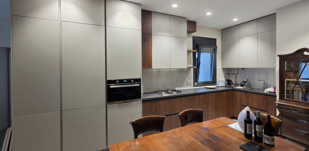 Cocina abierta al salón en beige piedra y nogal - modelo Top Soft y Bali