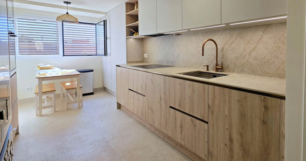 Cocina en roble y satén con máximo almacenaje — modelos Bali y Top Soft