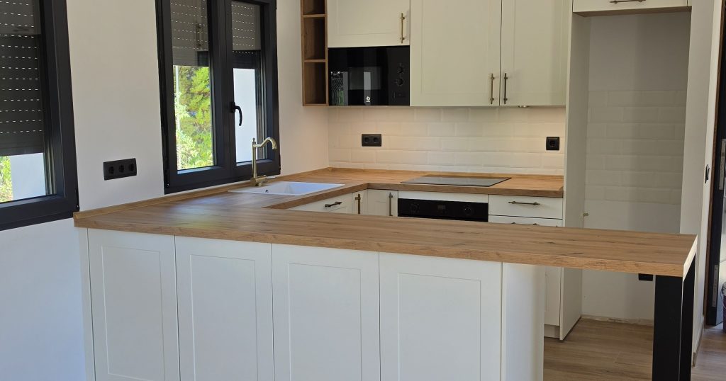 Cocina abierta al salón en blanco lacado con encimera de roble — modelo Roma